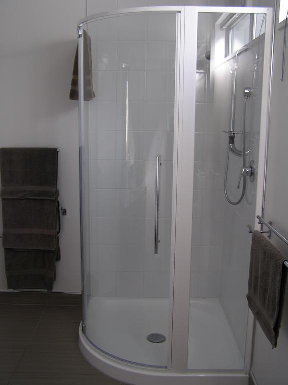 Bellano Motel Suites Christchurch Quarto foto A shower enclosure