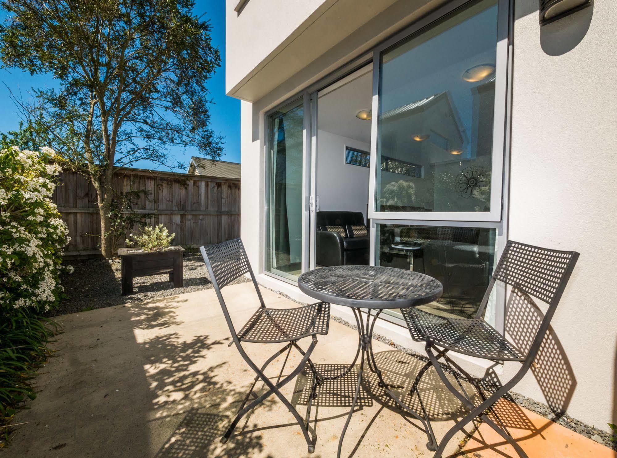 Bellano Motel Suites Christchurch Exterior foto A patio in a house