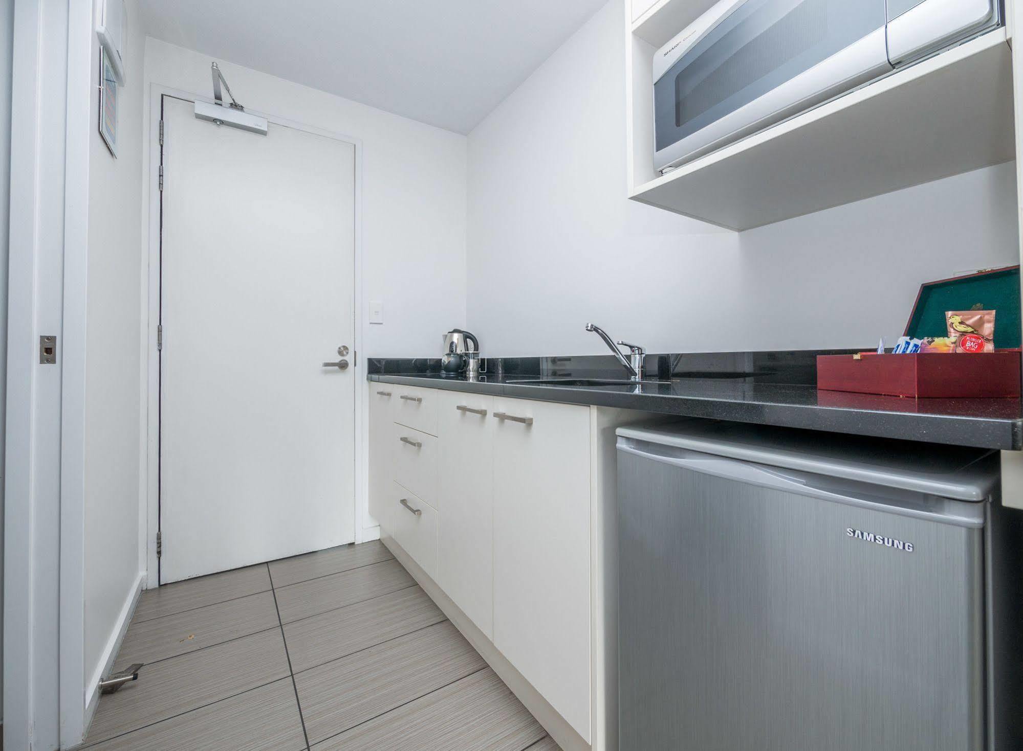 Bellano Motel Suites Christchurch Exterior foto A kitchenette in a hotel room