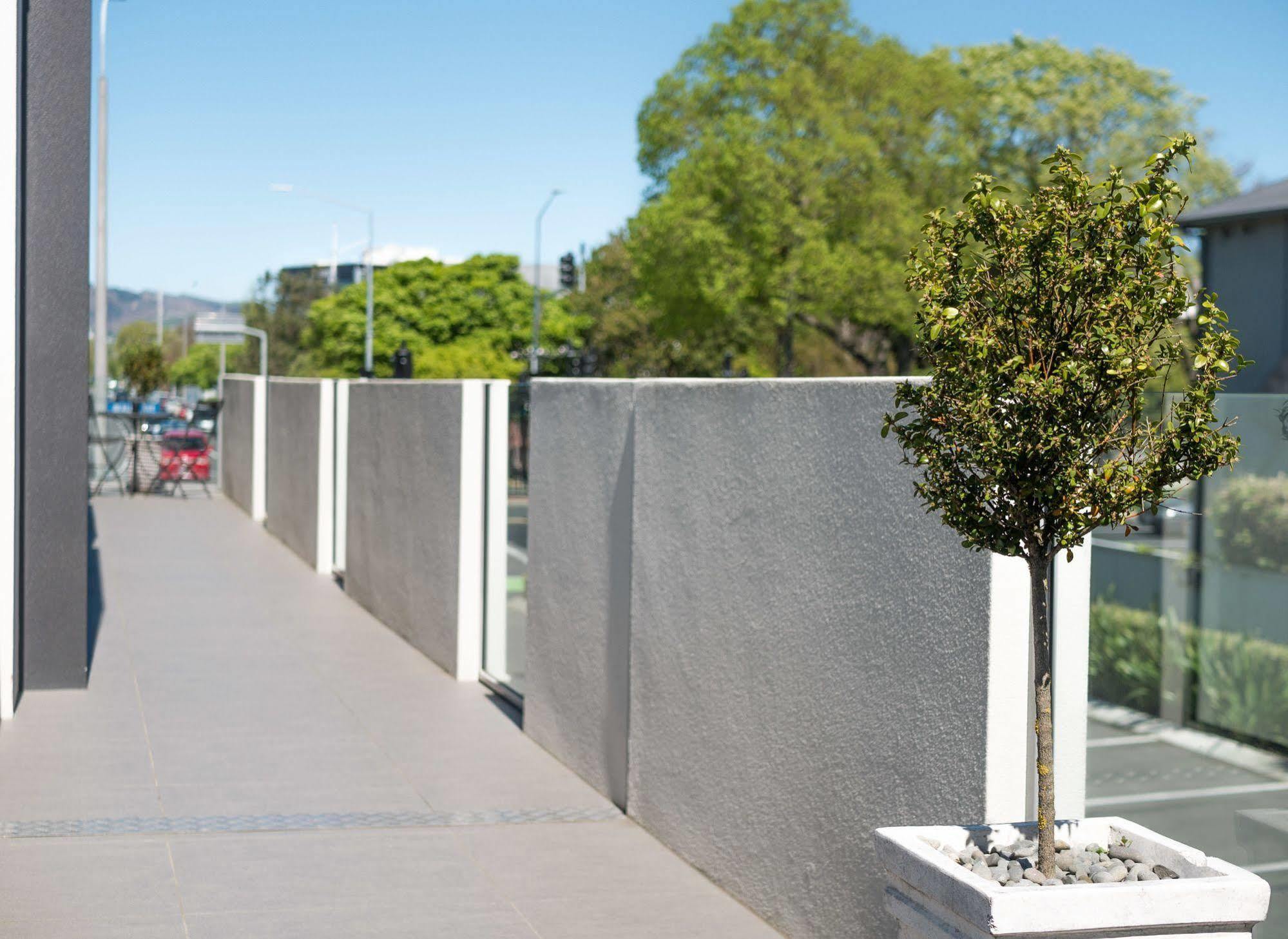 Bellano Motel Suites Christchurch Exterior foto A tree in a planter box