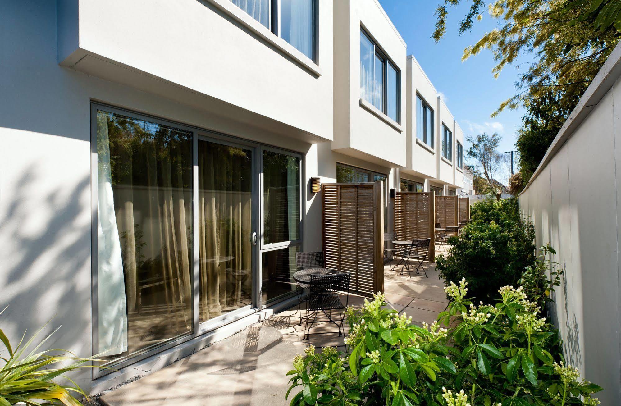 Bellano Motel Suites Christchurch Exterior foto The hotel's courtyard